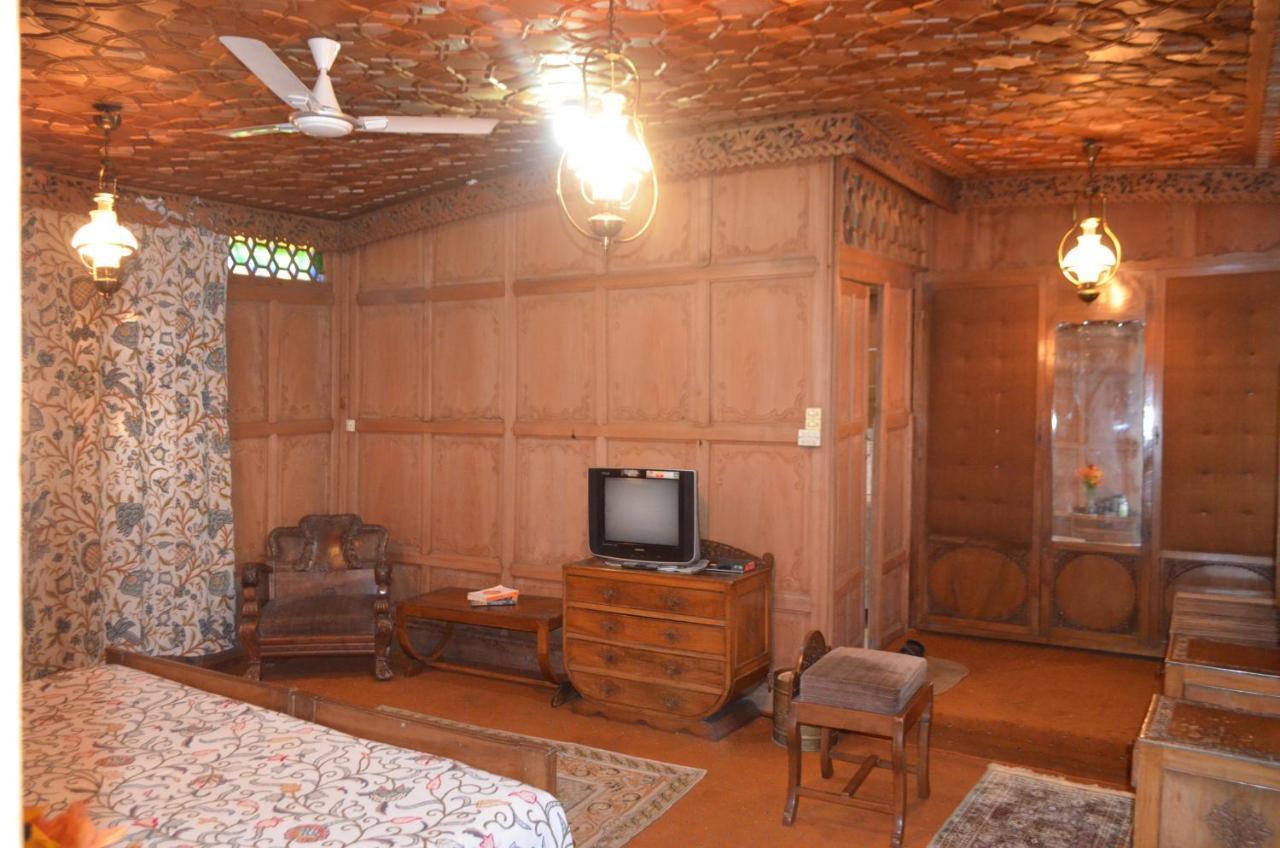 ホテル ニュー アレクサンドラ グループ オブ ハウスボーツ Srīnagar エクステリア 写真